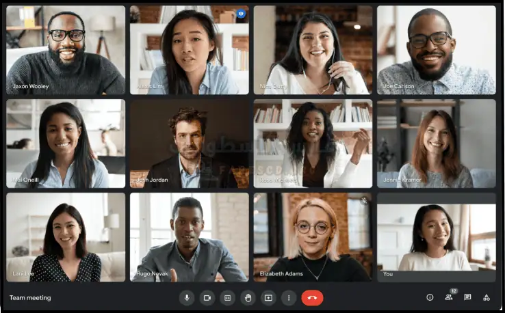 واجهة تحميل جوجل ميت معروضة على شاشة الكمبيوتر، تعرض المشاركين في مكالمة الفيديو وميزات الدردشة