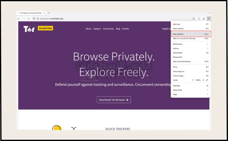 يتم عرض شعار تحميل Tor Browser على شاشة الكمبيوتر، مما يؤكد على الخصوصية وتصفح الإنترنت الآمن